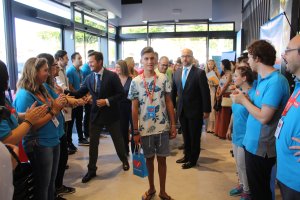 Miguel Pérez, tuvo el honor de hacer su entrada a la tienda junto al alcalde y al director de Márketing, por ser el primer cliente.