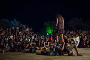 El público observa la actuación de Lucio Baglivo durante la representación de "Solo juntos".