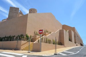 Imagen de la escalinata que da acceso al Mesón Gitano, en la falda de La Alcazaba.