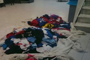 Prendas ilegales encontradas en tres bultos dentro del vehículo.