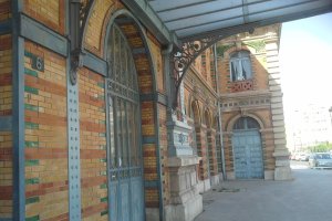 Vista exterior del edificio de la estación antigua de tren.