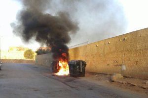 Contenedor en llamas este jueves en Roquetas.