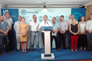 Casquet, rodeado de los portavoces y alcaldes del PP en los ayuntamientos del Almanzora, en la rueda de prensa.