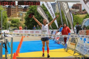 El almeriense cruzando la meta de Santander.