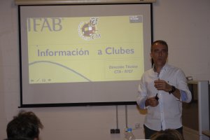 Borbalán dando clase a los jugadores del Almería.