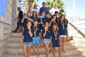 El concejal con jóvenes deportistas.