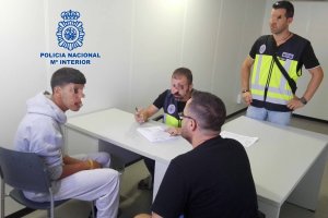 Policía Nacional detiene e interroga al autor del delito contra el tráfico de personas.