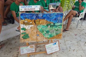 Trabajo hecho con colillas y plásticos recogidos por los participantes en el campo de trabajo de Aguamarga.