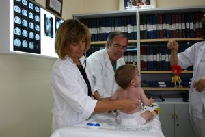 Imagen de un bebé en sus primeras consultas pediátricas.
