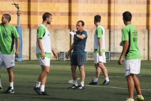 Alberto González dando instrucciones a sus jugadores.