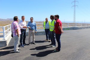 alcalde  y concejales, durante la visita a las instalaciones del punto limpio.