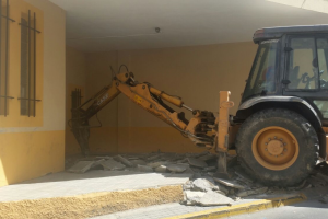 Máquinas en el acceso al mercado de abastos en Huércal de Almería.