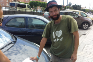 Igor Shoozik muestra en un mapa la ruta que seguirá hasta Portugal.