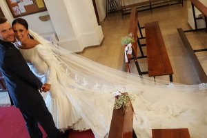 La bailaora Rocío Garrido Joya y su novio, Manuel Jesús Domínguez Sánchez, a la salida de la iglesia parroquial de La Cañada.