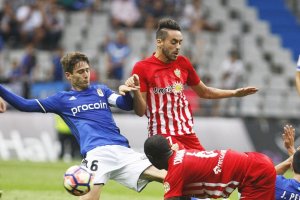 Iago en una jugada del Oviedo-Almería.