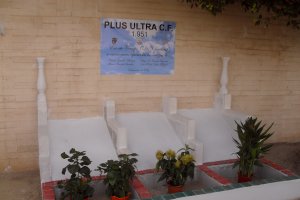 Un monumento recuerda a los grandes ultristas.