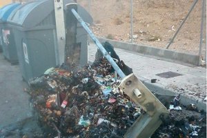 Contenedor quemado en la zona cercana al mercadillo.