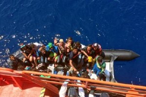 Rescate anterior de ocupantes de una patera en Almería.