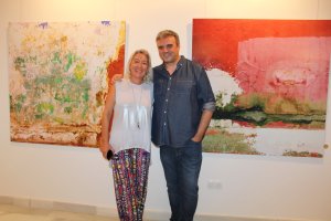 Mar Cirugeda, autora de la exposición ‘#Walls Almería, La Piel de una Ciudad’, junto al presentador de la exposición, el prestigioso monologuista alm