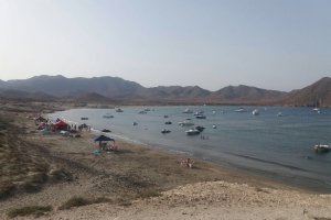 Ensenada de Genoveses este agosto, con embarcaciones fondeadas muy cerca de la orilla