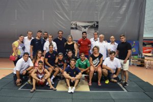 El olímpico David Sánchez con los halteras participantes.