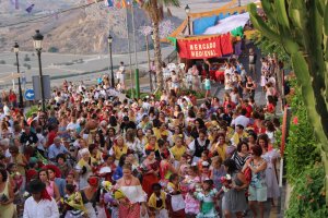 Subida del agua y ofrenda floral, una de las actividades más tradicionales de las fiestas patronales.