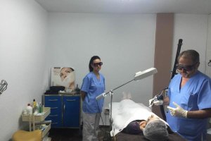 El director de la clínica salud y láser durante la aplicación de un tratamiento a uno de sus pacientes.