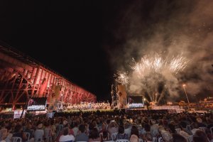 Uno de los momentos más sublimes del concierto de la OCAL con el estallido de fuegos artificiales y el disparo de cañones.