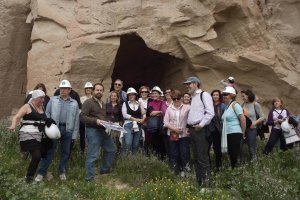 Grupo delante de la entrada a las Canteras Califales durante una visita guiada.