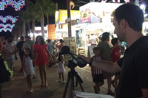 Un técnico mide los decibelios en el recinto ferial.