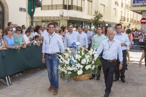 Representantes de la Diputación antes de entrar al templo.