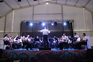 Niños y padres tomaron parte en el divertido concierto llevado a cabo por la Banda Municipal.
