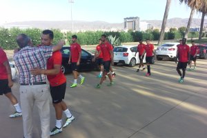 Quique se abraza a su amigo y aficionado del Almería, Joaquín.