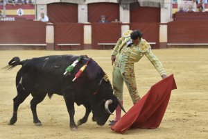 David Mora toreando al natural al sexto de la tarde.