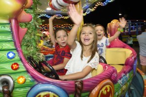 Los niños siempre son protagonistas de la Feria ¡Solo hay que ver sus caras de ilusión! En la fotografía, Saray, que comparte volante con “su novio” 