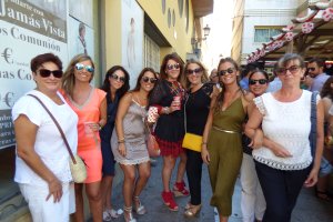 De incógnito con sus gafas de sol iban Jessica, Mª Jesús, Lourdes, Yolanda, Silvia, Mª Ángeles, Isa, Male y Mª Carmen. Compañeras de trabajo que lo p