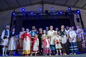 Participantes en el tercer Certamen de Indumentaria Tradicional, con el presidente de Acción por Almería, la concejal de Cultura, Educación y Tradici