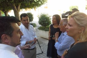 Juanma Moreno junto a otros dirigentes del PP.