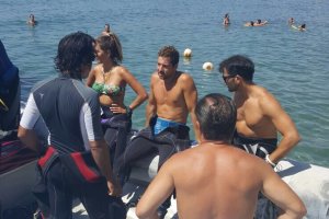 David Bisbal con amigos, vestidos con neoprenos para realizar actividades acuáticas.