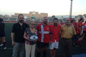 Entrega de una placa a los familiares.