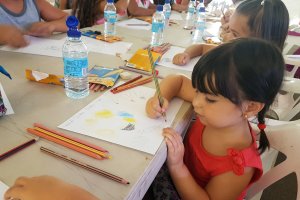 Una joven participante del concurso ofrece su particular visión de la Feria.