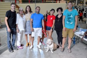 El perro ganador junto con el jurado.