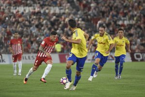 Ximo Navarro en una jugada del partido ante el Cádiz.