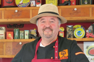 Pedro haciendo patria en su restaurante en Solingen.