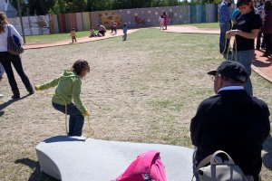 Un abuelo cuida de su nieta en un parque de la capital en una imagen de archivo.