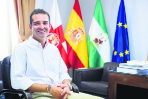 Momento de la entrevista realizada al alcalde de Almería, Ramón Fernández-Pacheco.