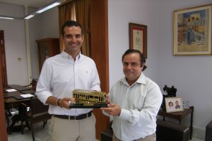 Fernández-Pacheco recibe la maqueta de autobús urbano.