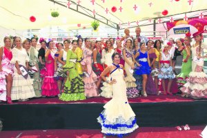 Almerienses vestidas de flamenco en el ambigú de LA VOZ.