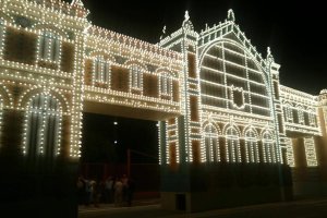 Prueba de la iluminación de la portada del Recinto Ferial.