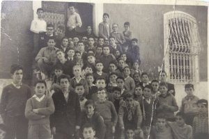 Alumnos del instituto en la puerta del centro, en una imagen de aquellos años, costesía de Juan Muñoz.